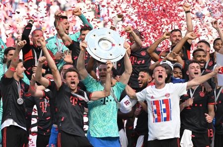 　サッカー・ドイツ１部リーグで、１１季連続の優勝を果たし、喜ぶバイエルン・ミュンヘンの選手たち＝２７日、ケルン（ロイター＝共同）