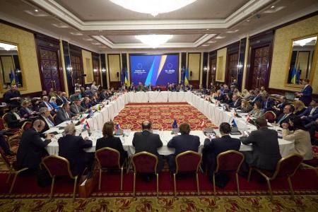 　２日、ウクライナ・キーウで開かれた欧州連合（ＥＵ）の外相会合（ウクライナ大統領府提供、ＡＰ＝共同）