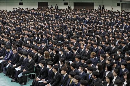 　東大の入学式に臨む新入生たち＝１２日午前、東京・日本武道館