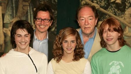 　映画「ハリー・ポッター」シリーズで共演したダニエル・ラドクリフさん（前列左）らと記念撮影するマイケル・ガンボンさん（後列右）＝２００４年５月、ロンドン（ロイター＝共同）