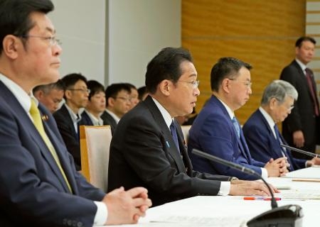 　花粉症に関する関係閣僚会議であいさつする岸田首相（左から２人目）＝３０日午前、首相官邸