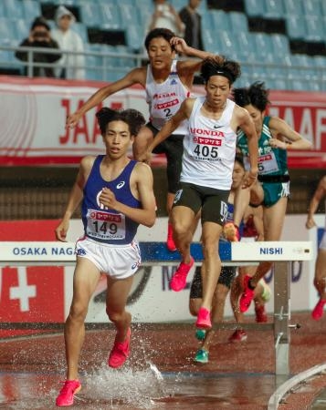 　男子３０００メートル障害　８分２１秒４１で優勝した三浦龍司（手前）＝ヤンマースタジアム長居