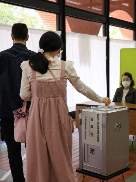 倉敷市議補選の期日前投票風景。今回補選は岡山県内で実施された選挙で投票率ワーストを更新した＝１５日、倉敷市役所