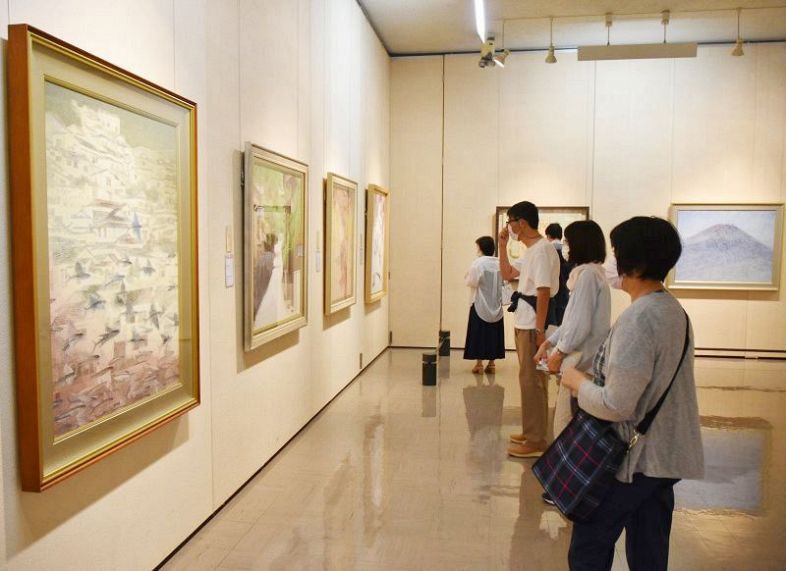 現代日本画の優品の数々を鑑賞する美術ファンら