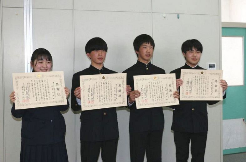 感謝状を贈られた（左から）青木さん、清水さん、富田さん、尾高さん