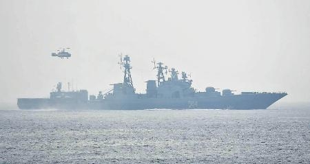 　日本海でロシア海軍の駆逐艦に発着する艦載ヘリコプター（防衛省統合幕僚監部提供）