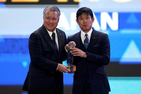 　アジア・サッカー連盟の男子の最優秀監督に初めて選ばれた日本代表の森保一監督（右）＝３１日、ドーハ（ゲッティ＝共同）