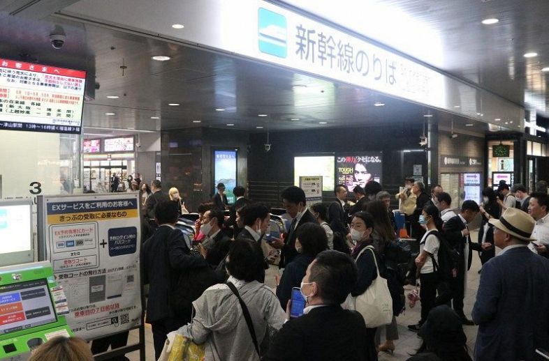 山陽新幹線で運休が相次ぎ、利用客で混雑するＪＲ岡山駅＝２日午後４時１５分