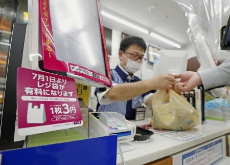 　２０２０年７月、レジ袋の有料化を全国の小売店に義務付ける制度が始まった＝東京都品川区