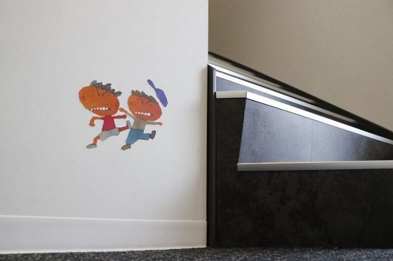 階段脇に飾られている五味さんのイラスト