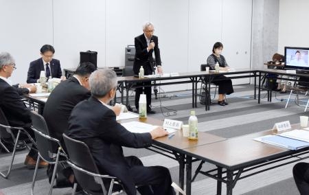 　長崎県教委が設置した離島留学制度の在り方を検討する委員会の会合＝３日午後、県庁