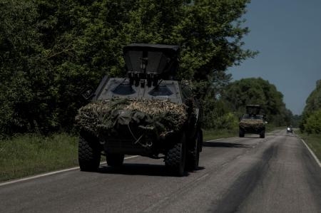 　ウクライナ・ロシア国境を走る武装車両＝４日、ウクライナ東部ハリコフ州（ロイター＝共同）