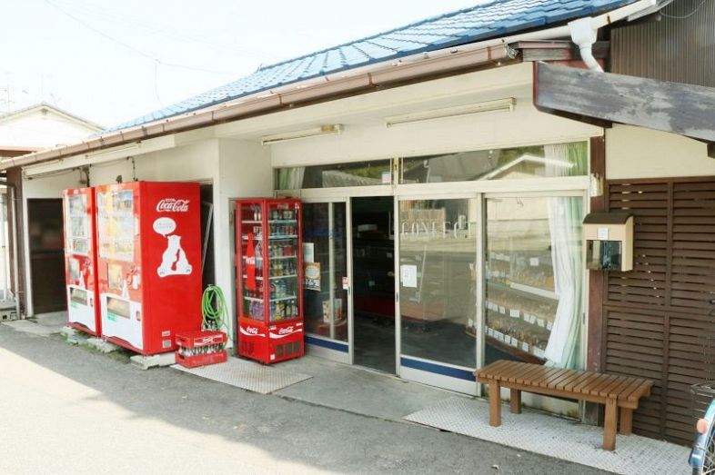 閉店前の菓子店「イワタコンフェクト」の外観＝２０２２年４月