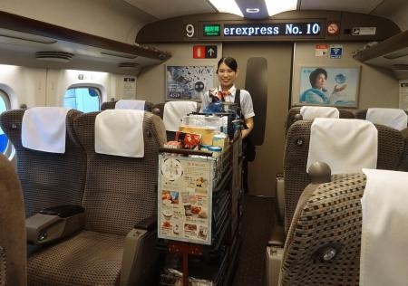 　山陽新幹線車内でのワゴン販売（ＪＲ西日本提供）