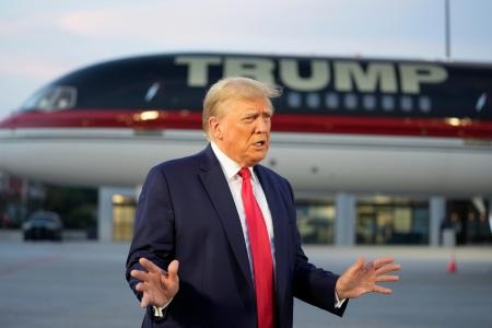 　２４日、米ジョージア州のアトランタ国際空港からの出発を前に、記者団に話すトランプ前大統領（ＡＰ＝共同）