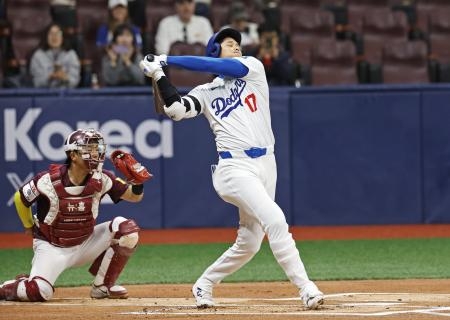 　韓国プロ野球キウムとのプレシーズンゲームの１回、空振り三振に倒れるドジャース・大谷＝１７日、ソウル（共同）
