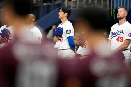 　韓国プロ野球キウムとのプレシーズンゲームに臨むドジャースの大谷翔平＝１７日、ソウル（ＡＰ＝共同）