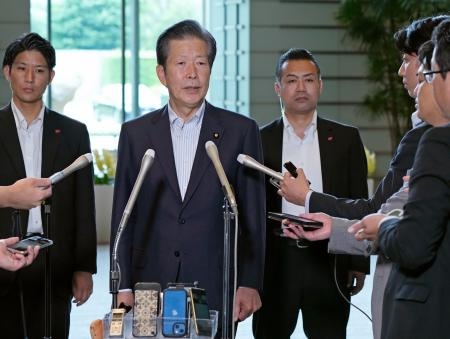 　岸田首相と会談後、取材に応じる公明党の山口代表（左から２人目）＝３０日午後、首相官邸