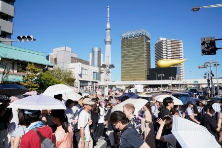 　隅田川花火大会を前に、見物客らで混雑する会場周辺。奥中央は東京スカイツリー＝２９日午後、東京都台東区