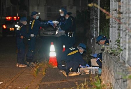 　男性が刺された現場付近を調べる福岡県警の捜査員＝３日午前４時７分、福岡市東区