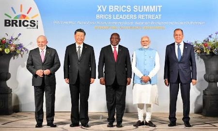 　ＢＲＩＣＳ首脳会議に出席した加盟５カ国の首脳ら。左から２人目が中国の習近平国家主席＝２３日、南アフリカ・ヨハネスブルク（ＢＲＩＣＳ提供・ゲッティ＝共同）