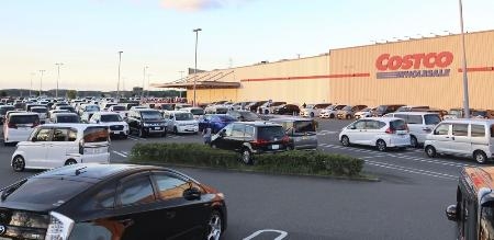 　死亡が確認された０歳児を乗せた車が止められていた、大型スーパー「コストコ」の駐車場＝２６日午後
