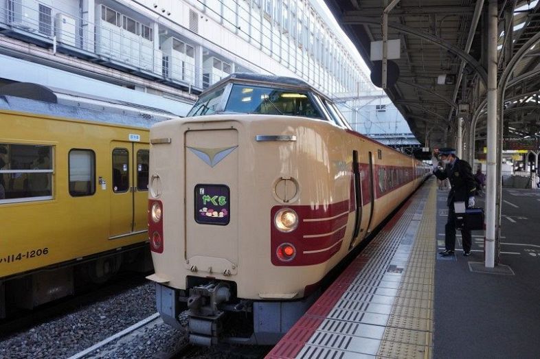 クリーム色に赤い帯が特徴の「国鉄色」＝ＪＲ岡山駅