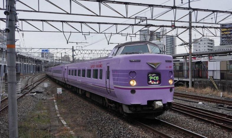紫色が基調の「スーパーやくも色」＝ＪＲ岡山駅