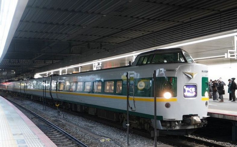 緑と黄色のラインが入った「緑やくも色」＝ＪＲ岡山駅