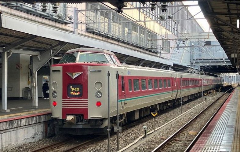 窓周りが赤い現行の「ゆったりやくも色」＝ＪＲ岡山駅
