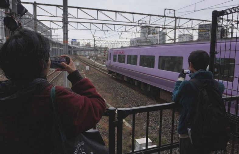 やくもを撮影する鉄道ファン＝ＪＲ岡山駅
