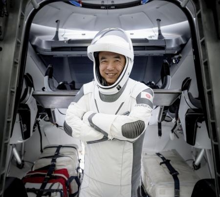 　宇宙服を身につけた古川聡さん＝４月、米カリフォルニア州（スペースＸ提供）