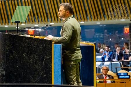 　国連総会一般討論で演説するウクライナのゼレンスキー大統領＝１９日、ニューヨーク（国連提供・共同）