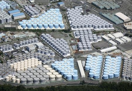 　東京電力福島第１原発の敷地内に並ぶ処理水の保管タンク＝２２日