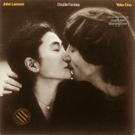 　ジョン・レノン（右）とオノ・ヨーコさんのアルバム「ダブル・ファンタジー」のジャケット写真（Ｍｉｃｈａｅｌ　Ｏｃｈｓ提供、ゲッティ＝共同）
