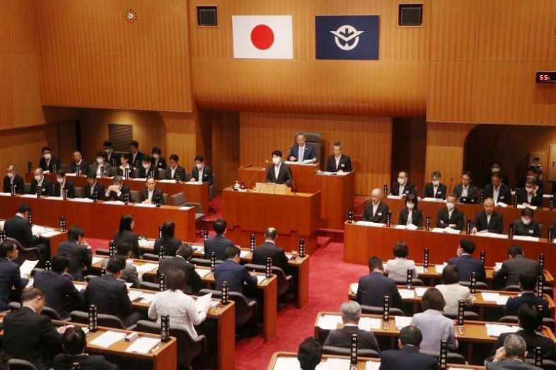 ６月定例岡山県議会で議案の提案理由を説明する伊原木知事