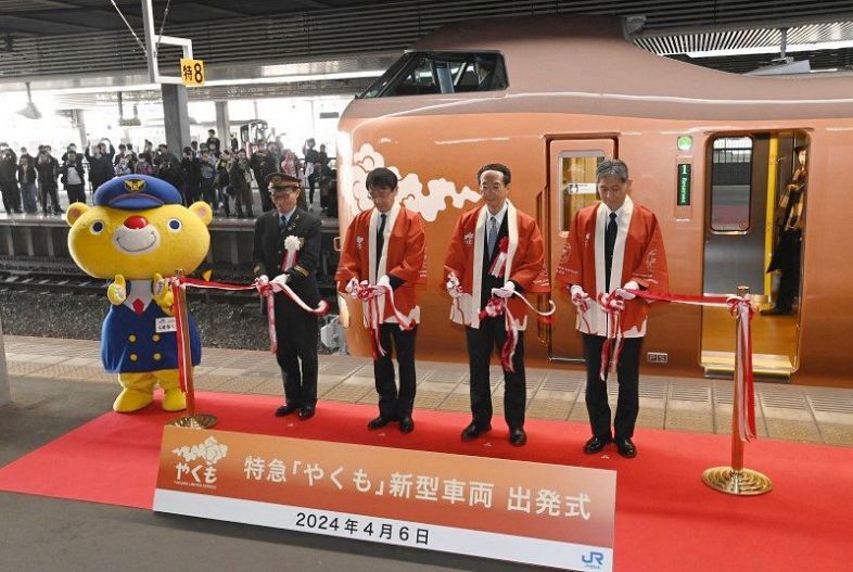 特急「やくも」の新型車両の出発を記念してテープカットが行われた式典＝ＪＲ岡山駅