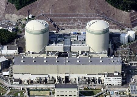　関西電力高浜原発２号機（左）、右は１号機＝福井県高浜町
