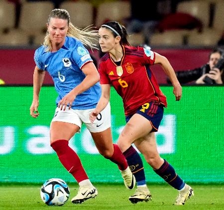 　女子の欧州ネーションズリーグ決勝のフランス戦でプレーするスペインのボンマティ（右）＝２月、セビリア（ＡＰ＝共同）
