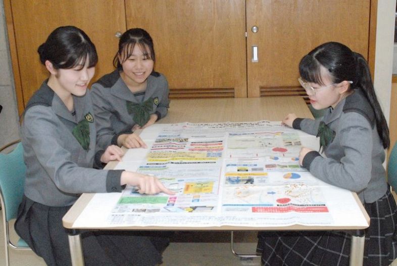 発表したポスターを見ながら、シンポジウムを振り返る（左から）小橋さん、福原さん、岡崎さん