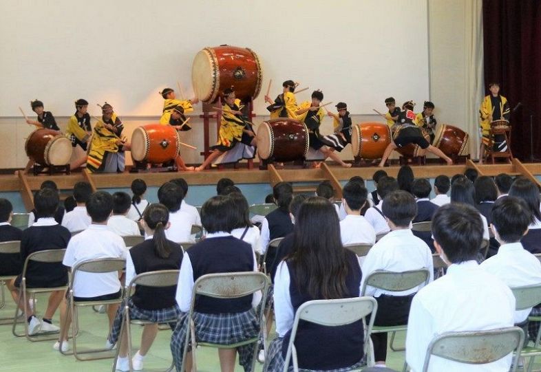 児童生徒による和太鼓演奏などが行われた開校記念式
