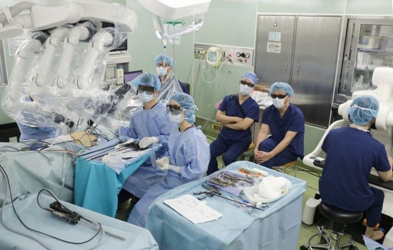 「ヒノトリ」を使って前立腺がんの手術を行う岡山中央病院の医師ら