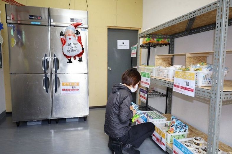 四ツ葉会が開設した公共冷蔵庫「みんなのれいぞうこ」＝倉敷市沖新町