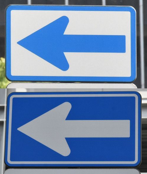  「左折可」の標示板（上）と「一方通行」の標識