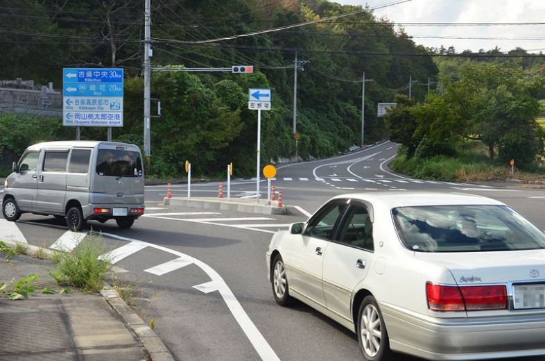 ２０２０年に「左折可」となった県道妹尾御津線の交差点（画像の一部を加工しています）