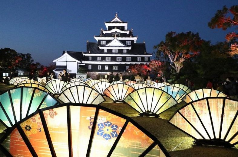 扇形の照明に彩られた岡山城の天守閣前広場