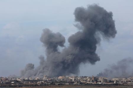 　９日、パレスチナ自治区ガザから立ち上がる煙（ロイター＝共同）