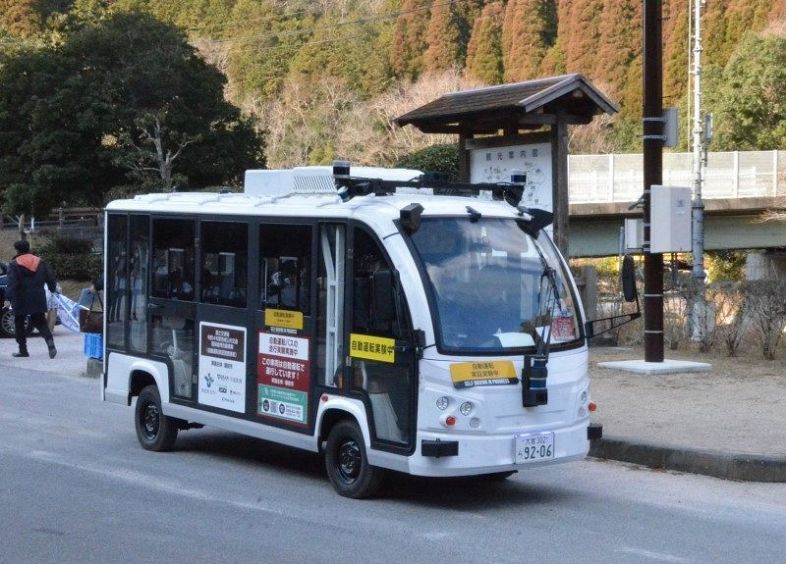 出発式後、吉永駅に向かう自動運転バス