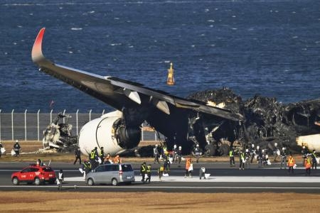 　羽田空港のＣ滑走路で海上保安庁の航空機と衝突して炎上し、焼け焦げた日航機＝４日午後２時２１分