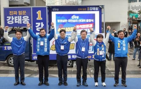 　２８日、ソウルの広場で出征式を開いた「共に民主党」の李在明代表（右から３人目）ら（聯合＝共同）